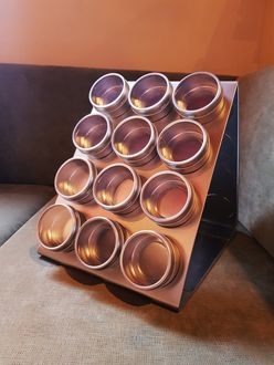 Theedisplay met Magneetblikjes
